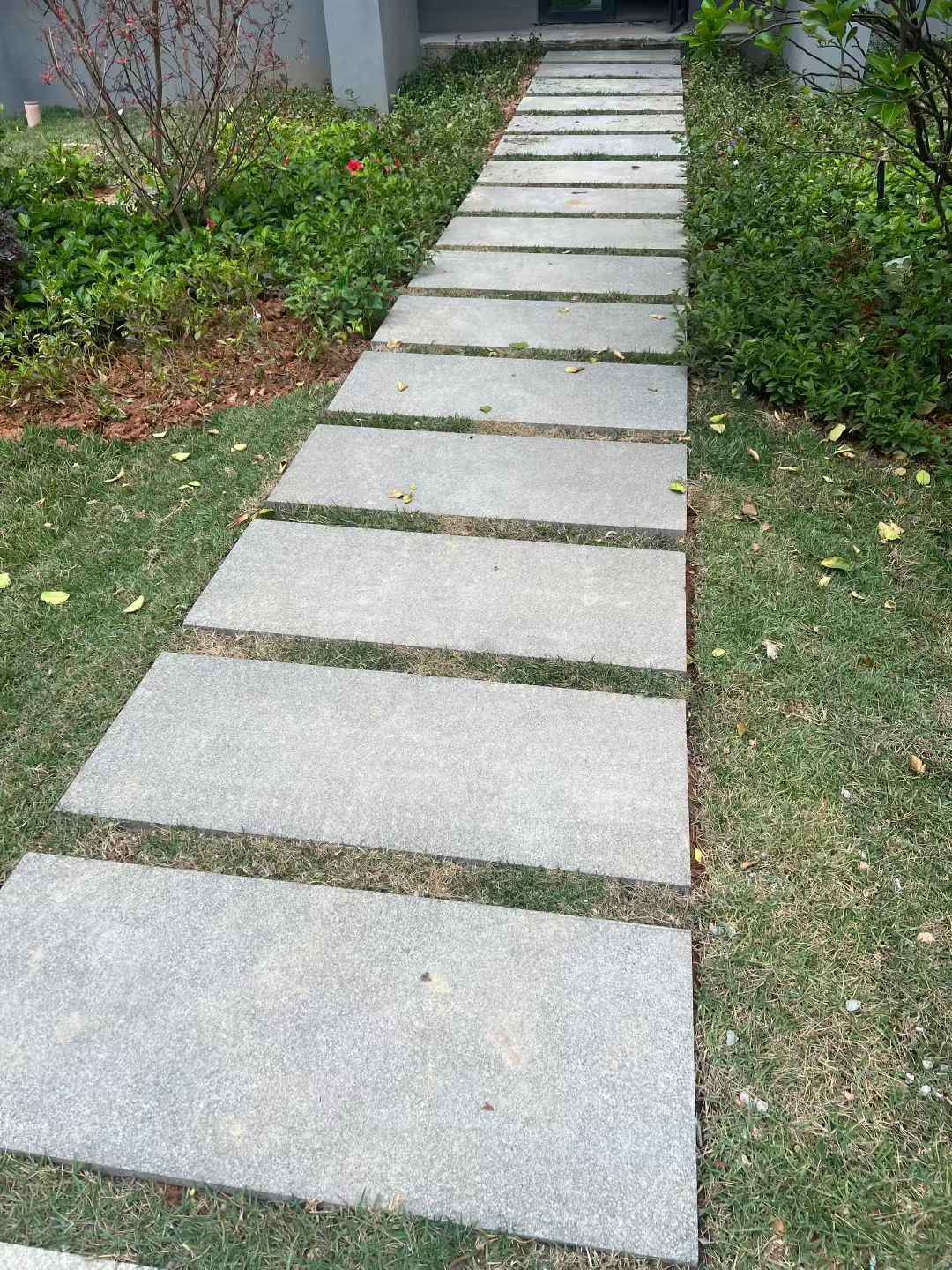金昌 芝麻黑小区踏步、汀步石铺装效果