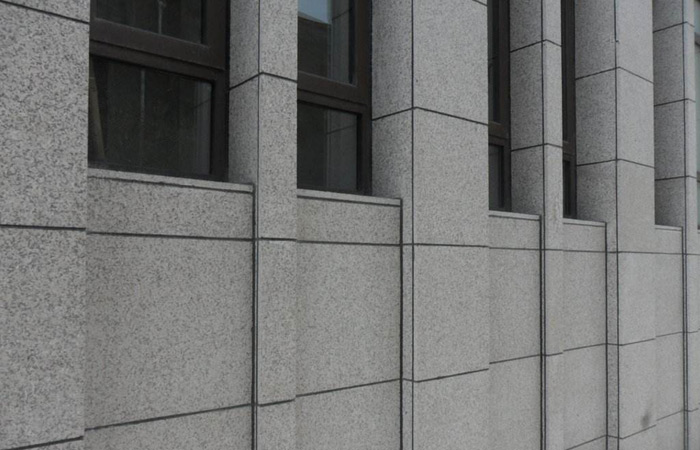 金昌芝麻灰外墙干挂石材及施工注意事项
