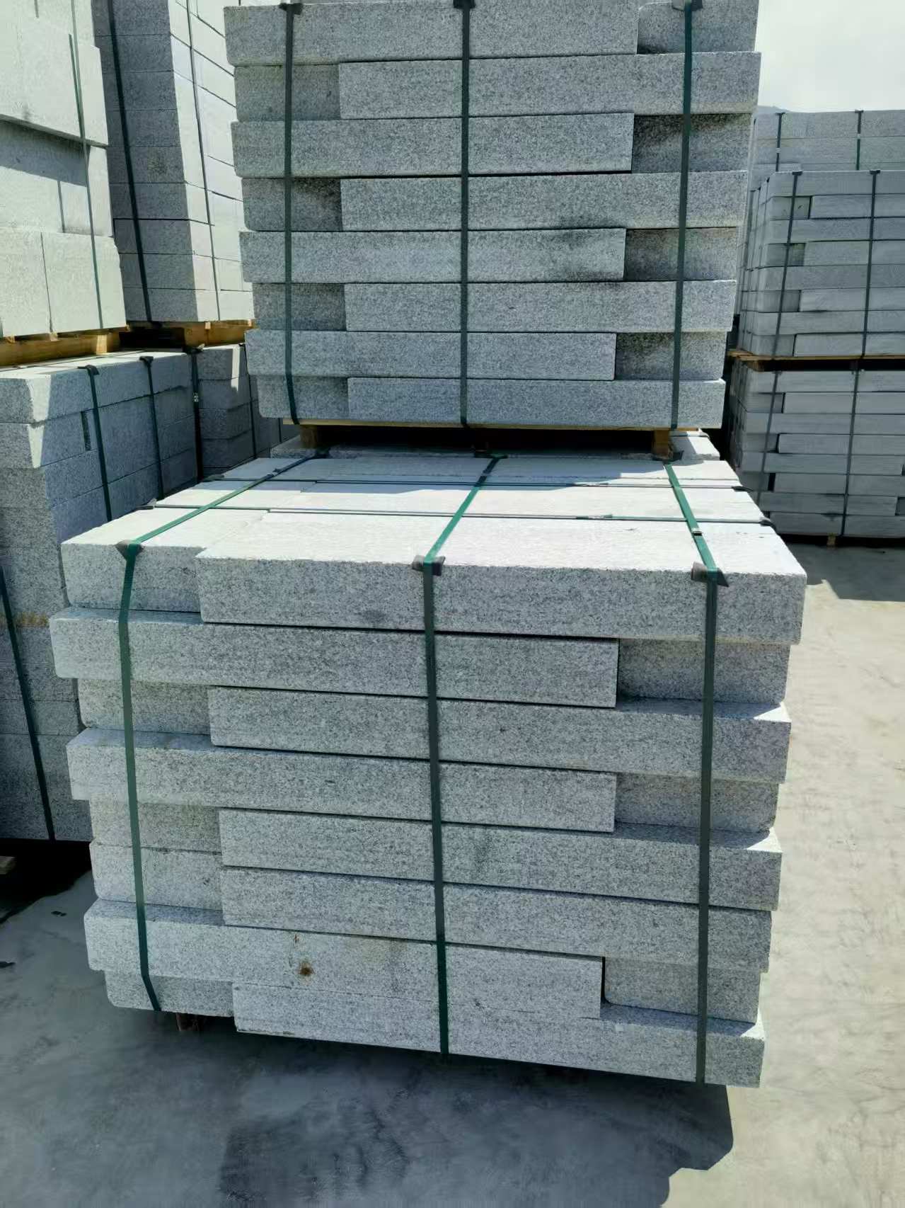 金昌 芙蓉白花岗岩路沿石、平石尺寸标准，色泽均匀